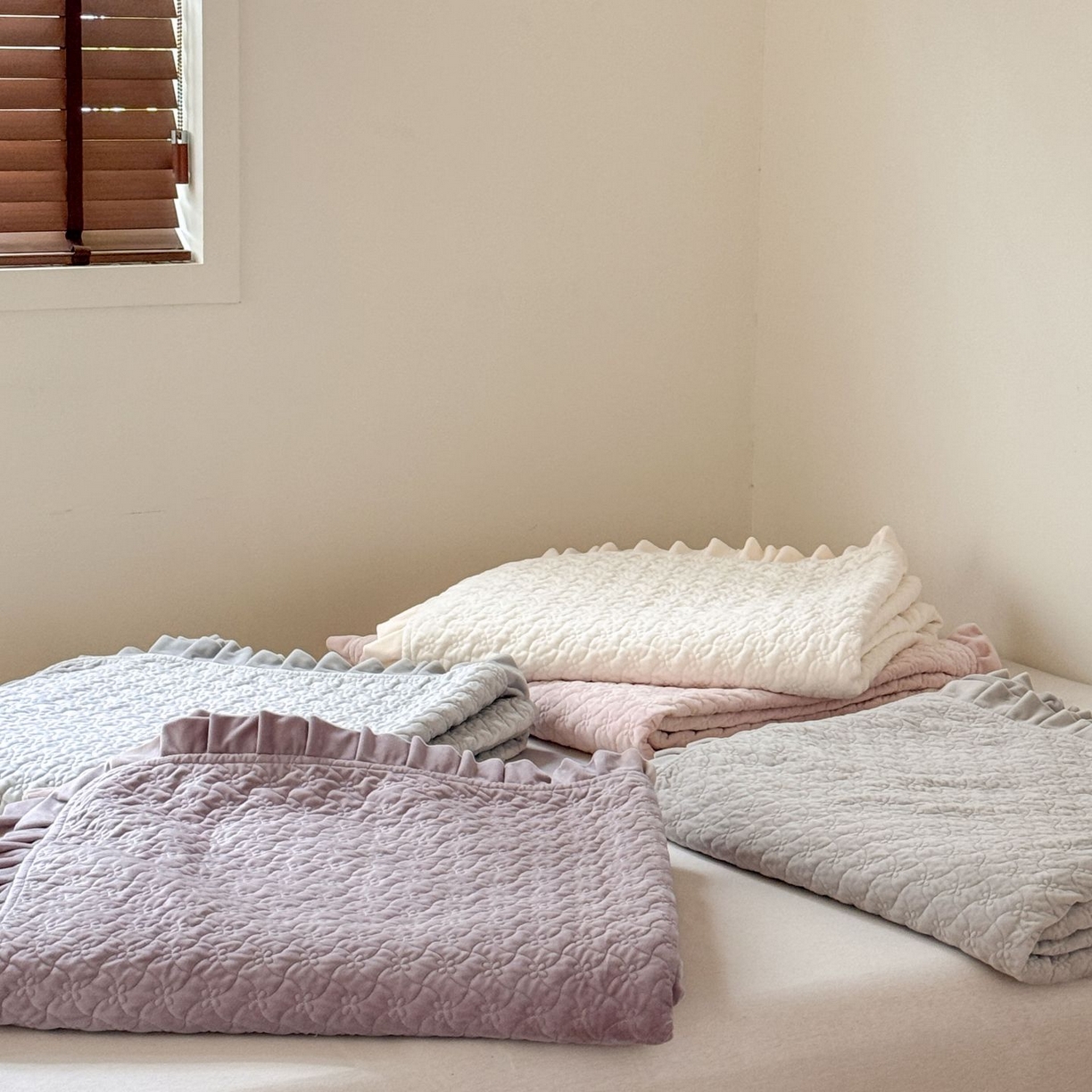 91家纺网 家纺一手货源 找家纺 汇庭 2025秋冬新款铃兰之音绒床盖三件套 叠拍仅供参考不可下单