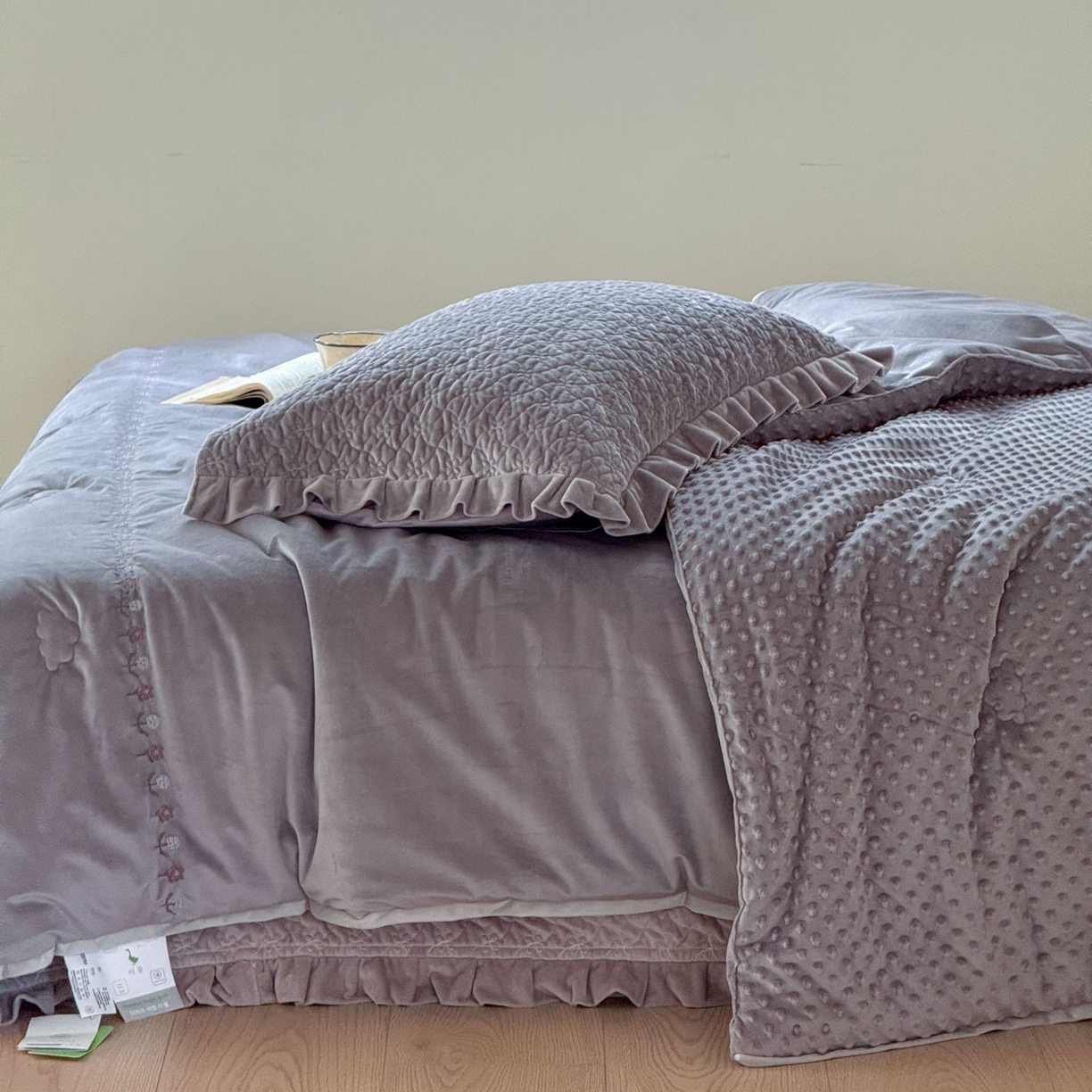 91家纺网 家纺一手货源 找家纺 汇庭 2025秋冬新款铃兰之音绒床盖三件套 铃兰之音鹊紫（向阳花紫