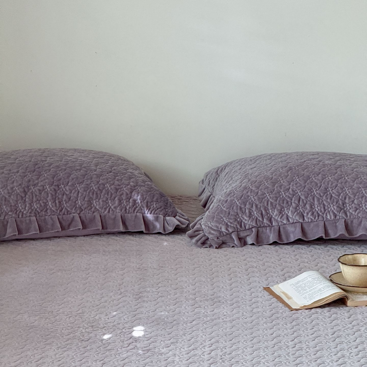 91家纺网 家纺一手货源 找家纺 汇庭 2025秋冬新款铃兰之音绒床盖三件套 铃兰之音鹊紫（向阳花紫