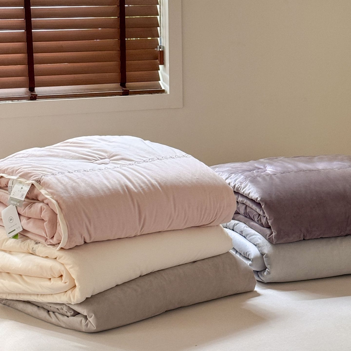 91家纺网 家纺一手货源 找家纺 汇庭 2025秋冬新款铃兰之音绒床盖三件套 叠拍仅供参考不可下单