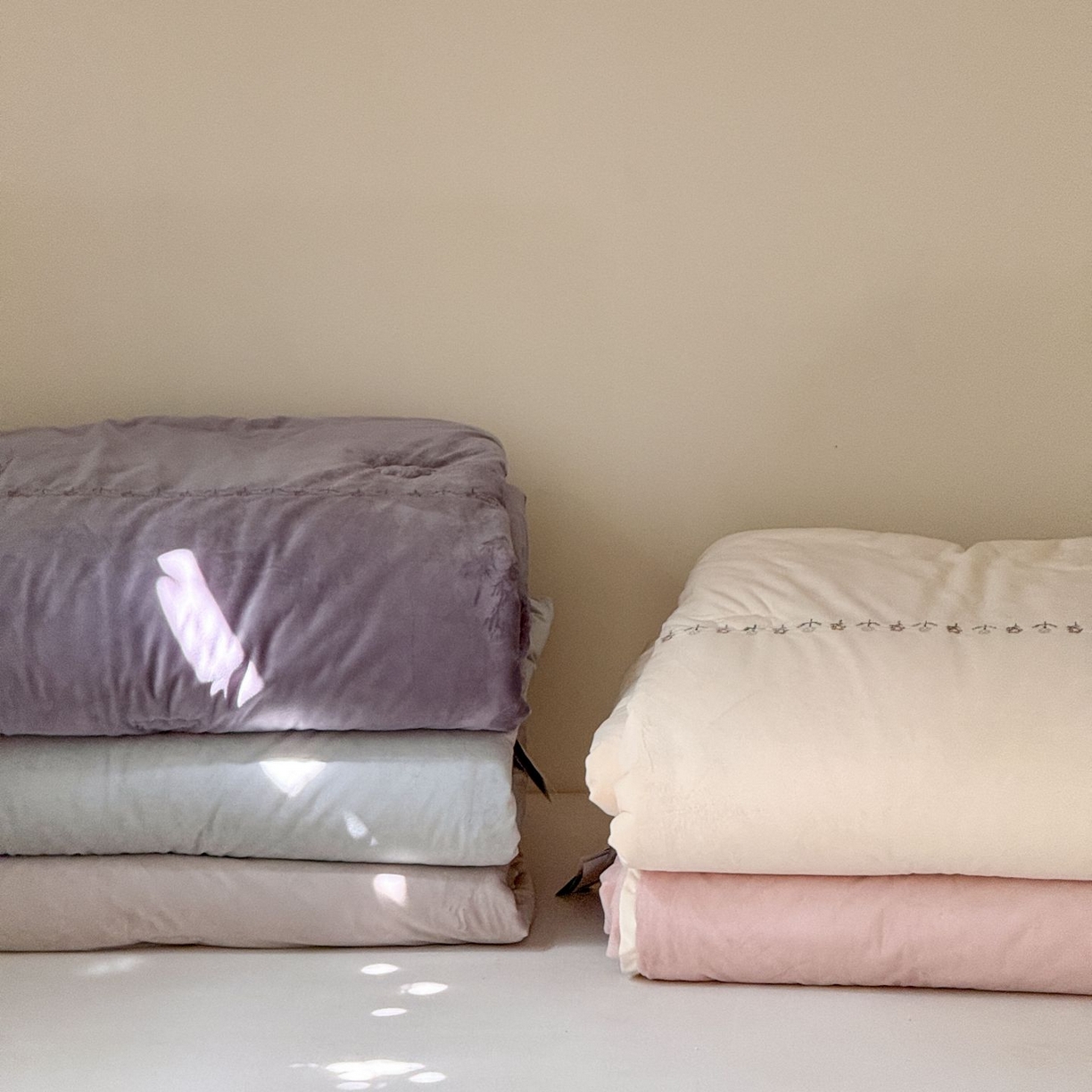 91家纺网 家纺一手货源 找家纺 汇庭 2025秋冬新款铃兰之音绒床盖三件套 叠拍仅供参考不可下单