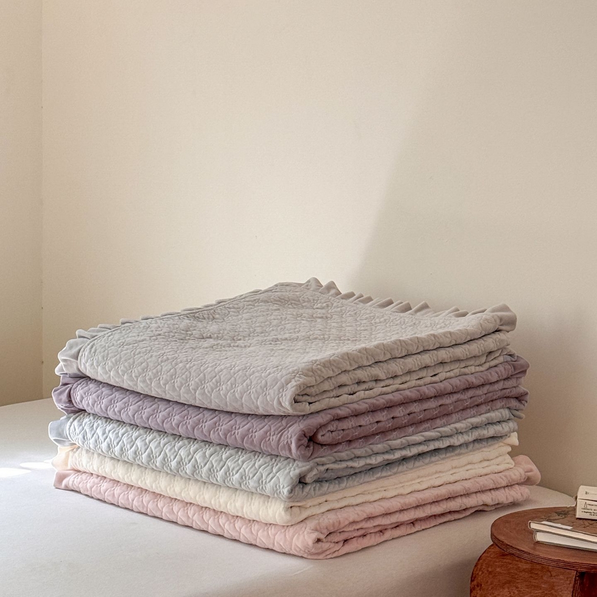 91家纺网 家纺一手货源 找家纺 汇庭 2025秋冬新款铃兰之音绒床盖三件套 叠拍仅供参考不可下单