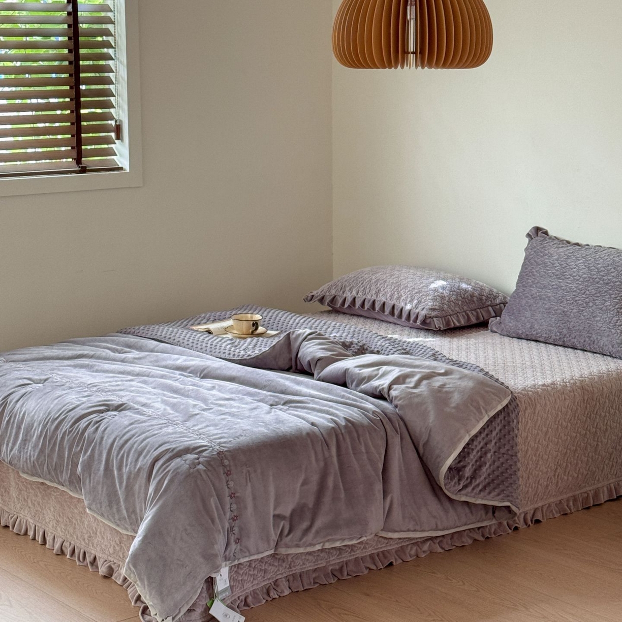 91家纺网 家纺一手货源 找家纺 汇庭 2025秋冬新款铃兰之音绒床盖三件套 铃兰之音鹊紫（向阳花紫