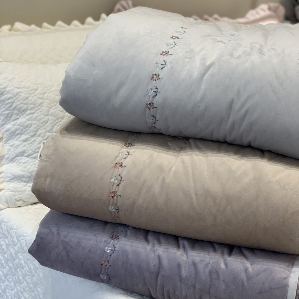 91家纺网 家纺一手货源 找家纺 汇庭 2025秋冬新款铃兰之音绒床盖三件套 组合仅供参考不可下单