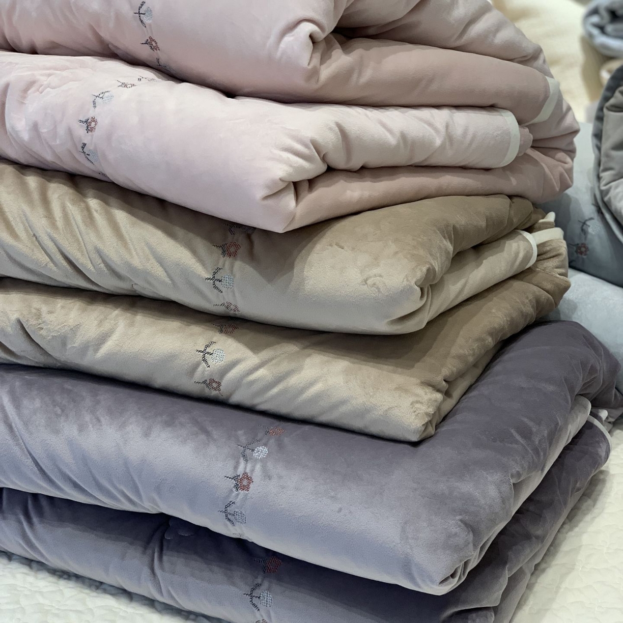 91家纺网 家纺一手货源 找家纺 汇庭 2025秋冬新款铃兰之音绒床盖三件套 组合仅供参考不可下单