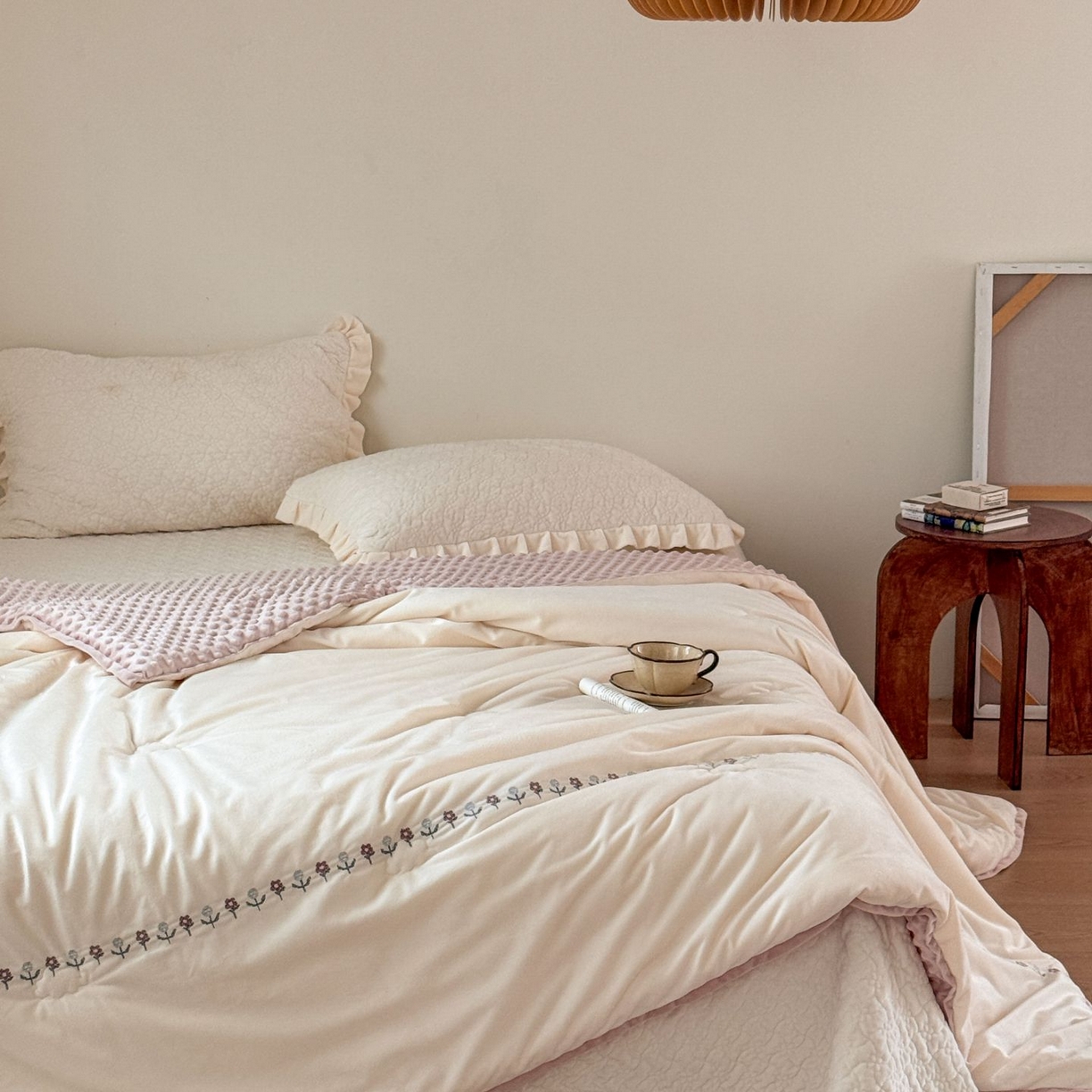 91家纺网 家纺一手货源 找家纺 汇庭 2025秋冬新款铃兰之音绒床盖三件套 铃兰之音本白（向阳花白