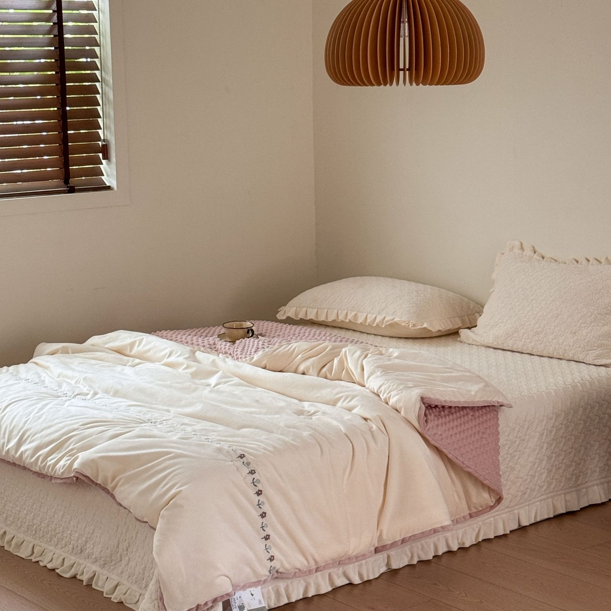 91家纺网 家纺一手货源 找家纺 汇庭 2025秋冬新款铃兰之音绒床盖三件套 铃兰之音本白（向阳花白