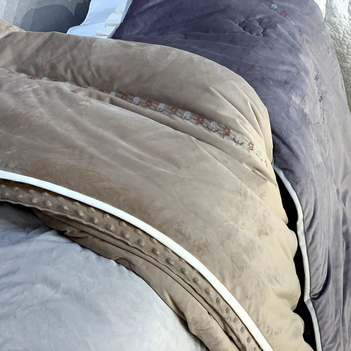 91家纺网 家纺一手货源 找家纺 汇庭 2025秋冬新款铃兰之音绒床盖三件套 组合仅供参考不可下单