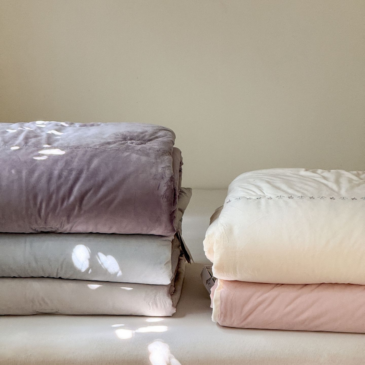 91家纺网 家纺一手货源 找家纺 汇庭 2025秋冬新款铃兰之音绒床盖三件套 叠拍仅供参考不可下单