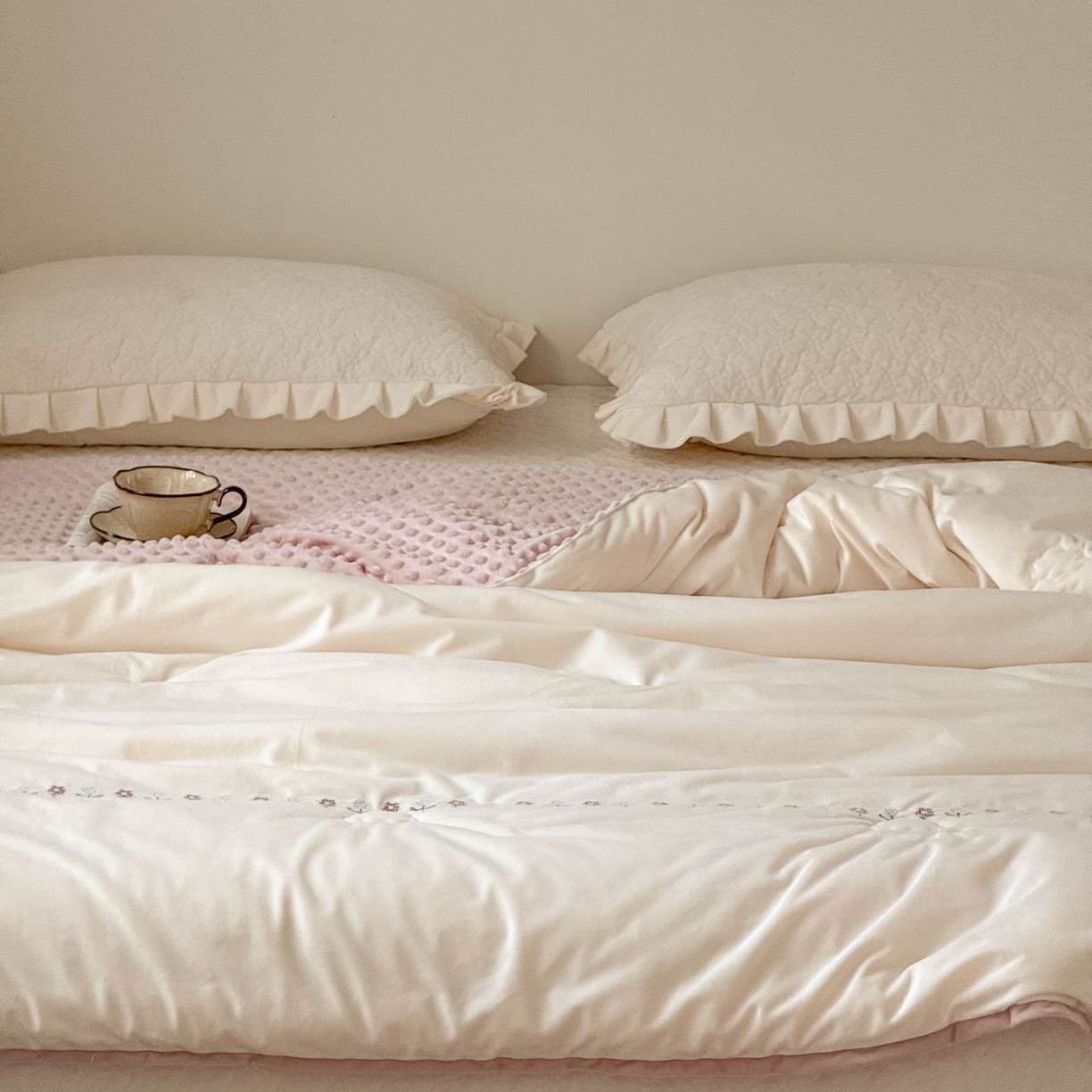 91家纺网 家纺一手货源 找家纺 汇庭 2025秋冬新款铃兰之音绒床盖三件套 铃兰之音本白（向阳花白