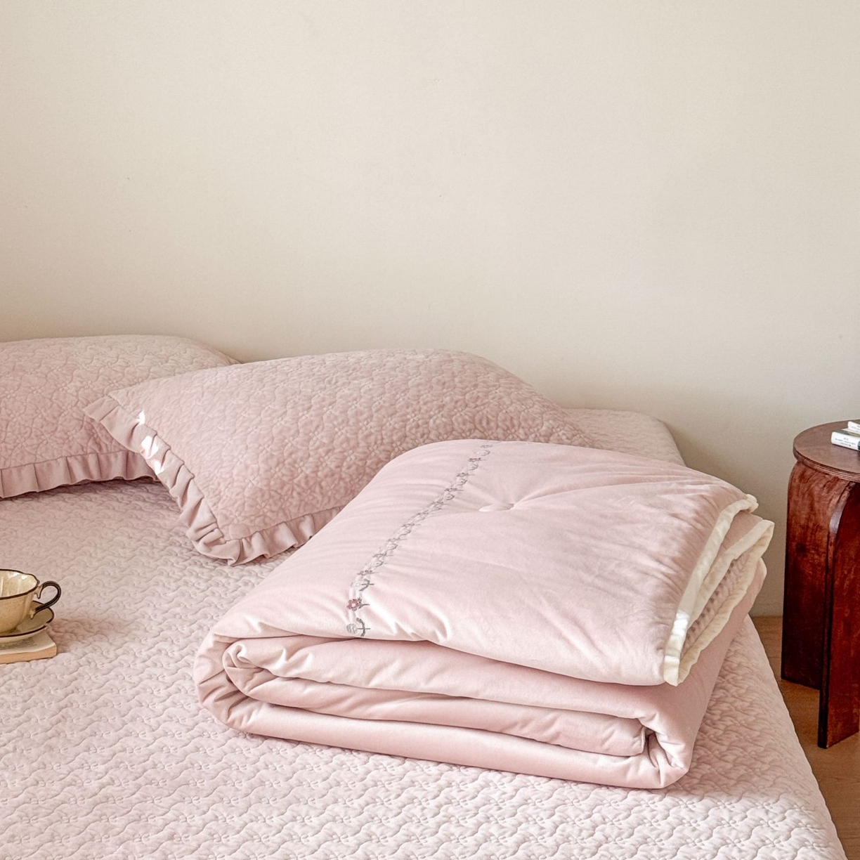 汇庭 2025秋冬新款铃兰之音绒床盖三件套 铃兰之音粉（向阳花粉