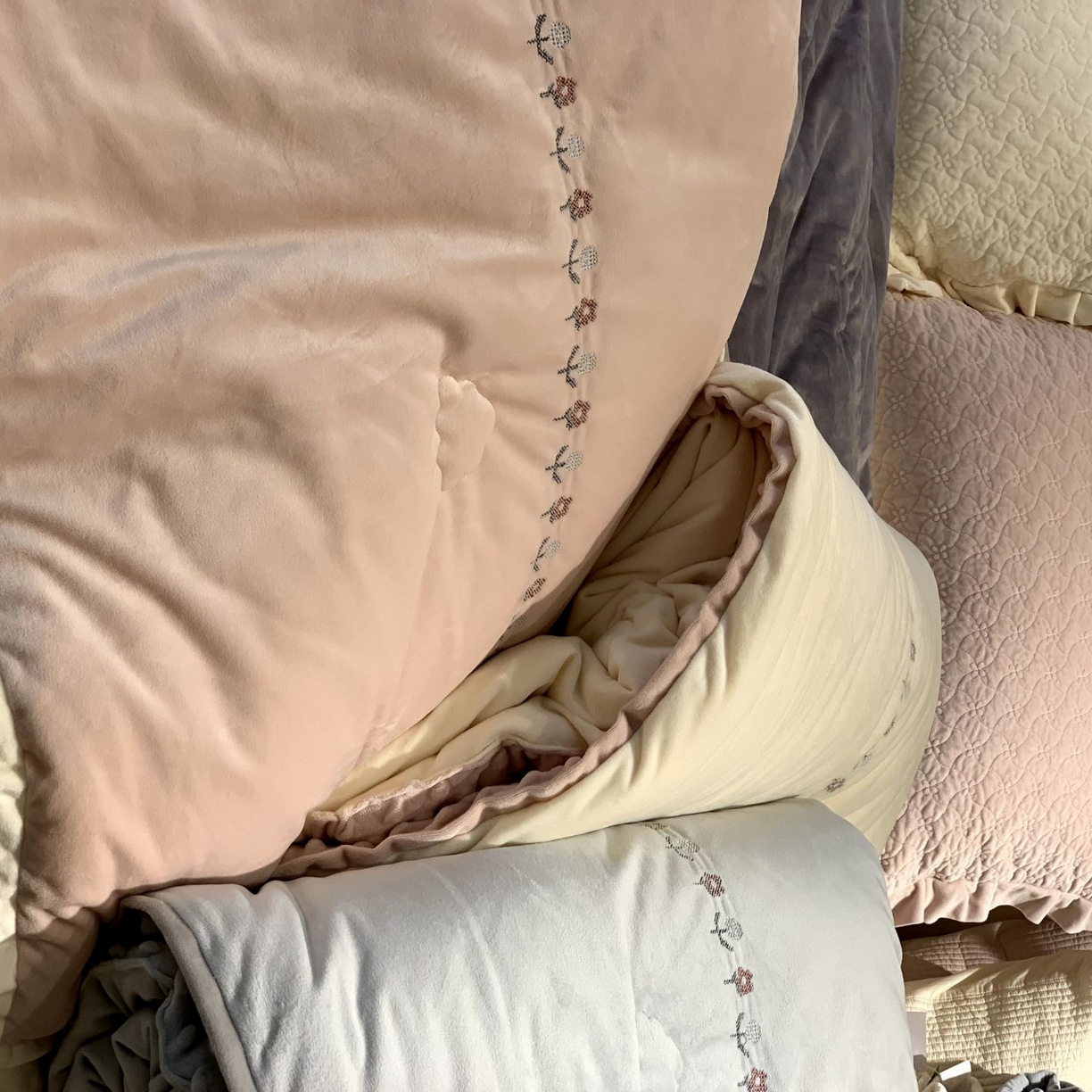 91家纺网 家纺一手货源 找家纺 汇庭 2025秋冬新款铃兰之音绒床盖三件套 组合仅供参考不可下单