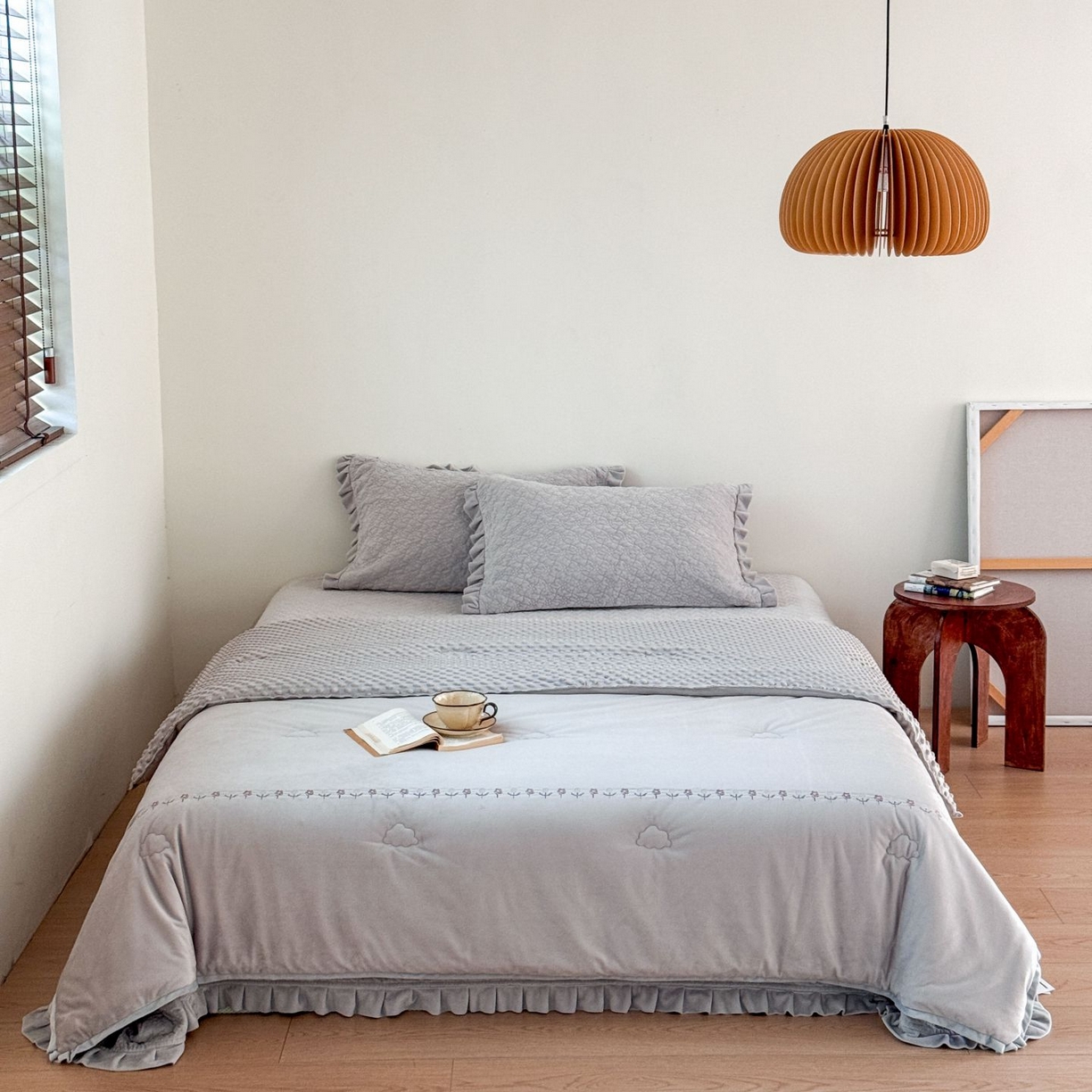 91家纺网 家纺一手货源 找家纺 汇庭 2025秋冬新款铃兰之音绒床盖三件套 铃兰之音浅灰（向阳花灰