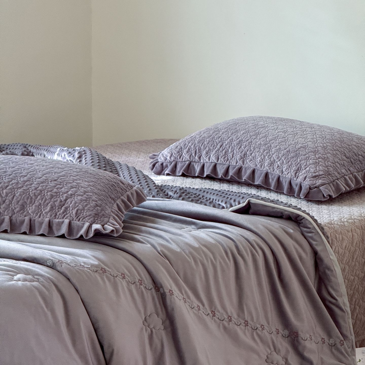 91家纺网 家纺一手货源 找家纺 汇庭 2025秋冬新款铃兰之音绒床盖三件套 铃兰之音鹊紫（向阳花紫