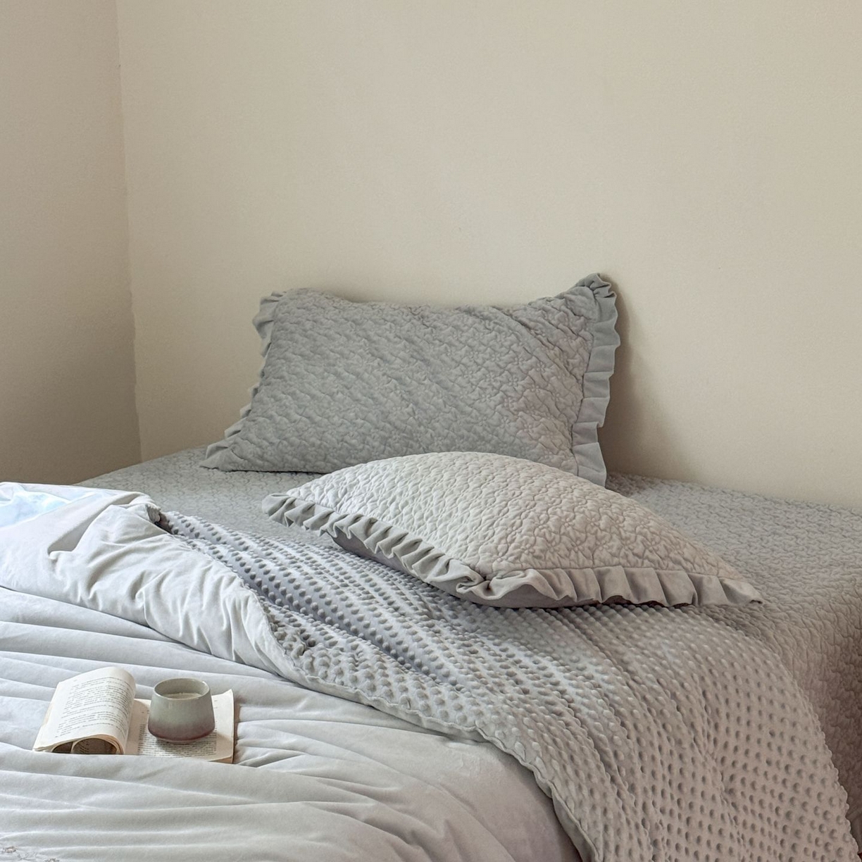 91家纺网 家纺一手货源 找家纺 汇庭 2025秋冬新款铃兰之音绒床盖三件套 铃兰之音雾霾蓝（向阳花蓝