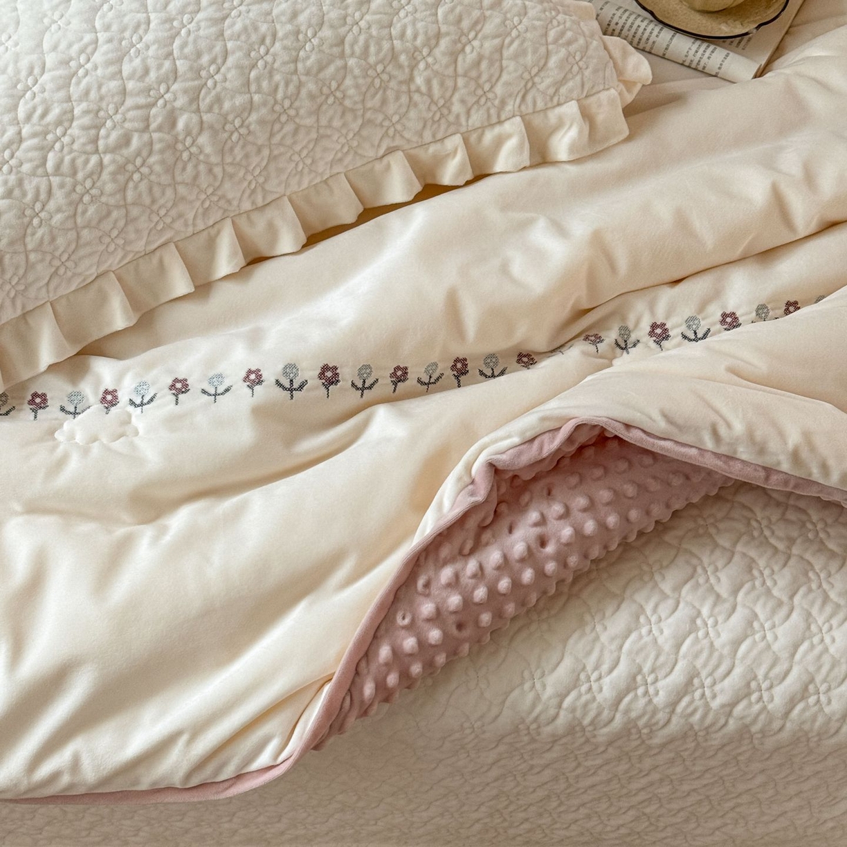 91家纺网 家纺一手货源 找家纺 （总）汇庭 2025秋冬新款铃兰之音绒床盖三件套