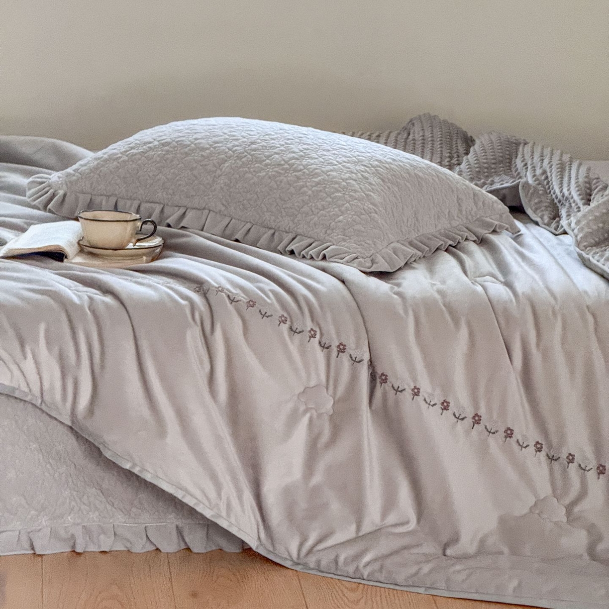 91家纺网 家纺一手货源 找家纺 汇庭 2025秋冬新款铃兰之音绒床盖三件套 铃兰之音浅灰（向阳花灰