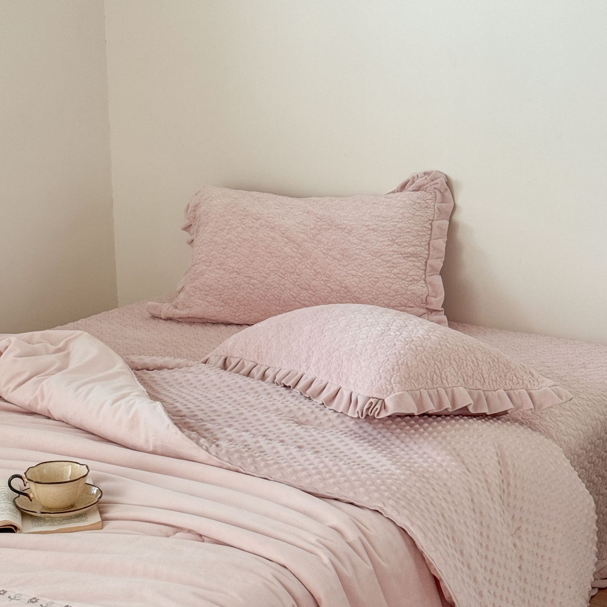 91家纺网 家纺一手货源 找家纺 汇庭 2025秋冬新款铃兰之音绒床盖三件套 铃兰之音粉（向阳花粉