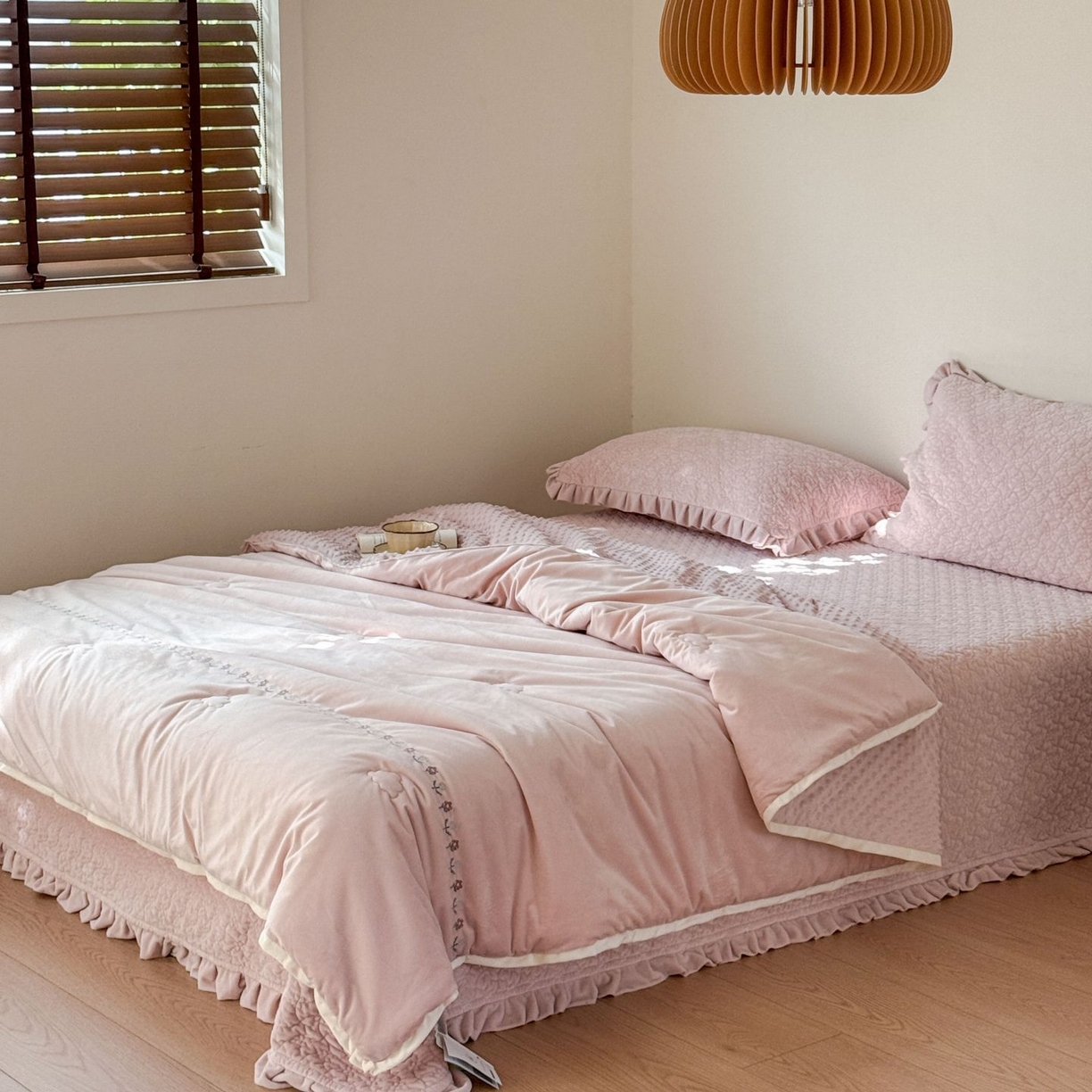 91家纺网 家纺一手货源 找家纺 汇庭 2025秋冬新款铃兰之音绒床盖三件套 铃兰之音粉（向阳花粉