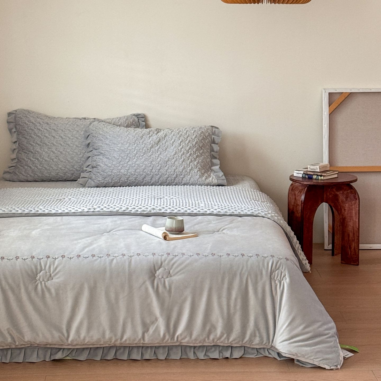 91家纺网 家纺一手货源 找家纺 汇庭 2025秋冬新款铃兰之音绒床盖三件套 铃兰之音雾霾蓝（向阳花蓝