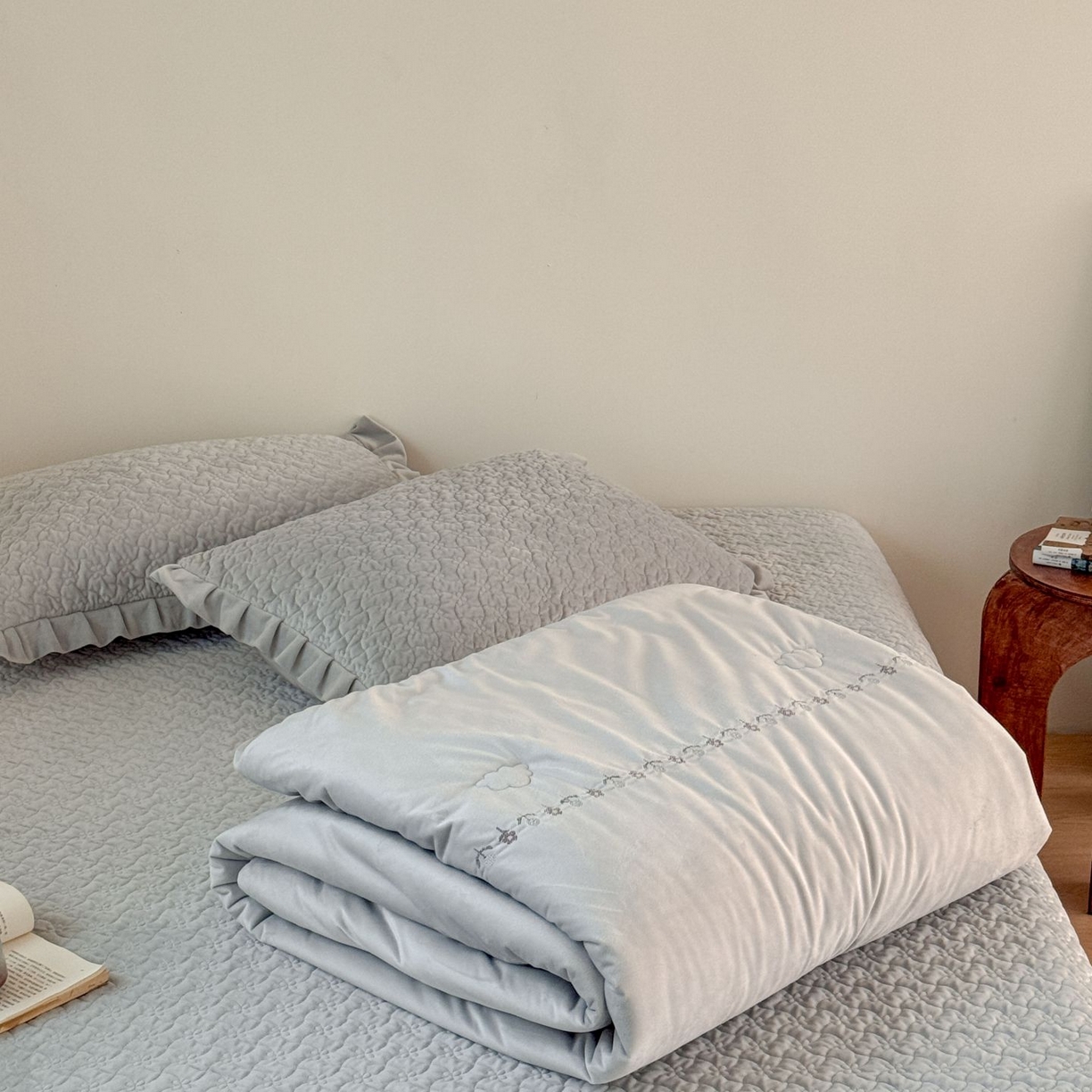 91家纺网 家纺一手货源 找家纺 （总）汇庭 2025秋冬新款铃兰之音绒床盖三件套