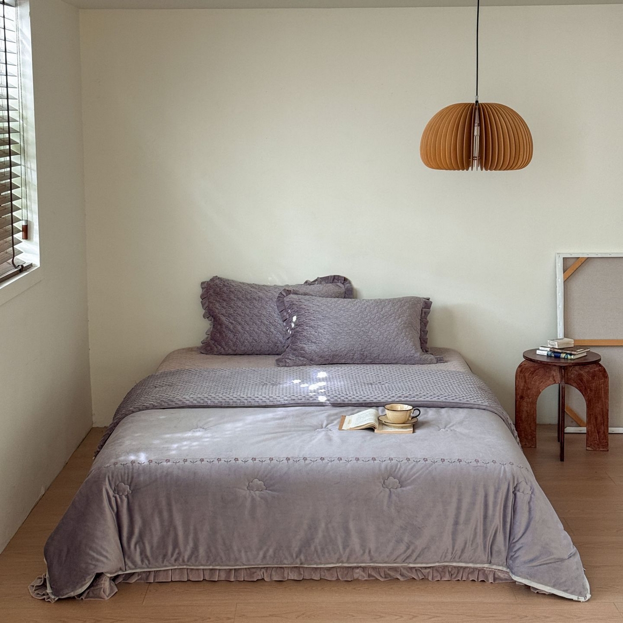 91家纺网 家纺一手货源 找家纺 汇庭 2025秋冬新款铃兰之音绒床盖三件套 铃兰之音鹊紫（向阳花紫