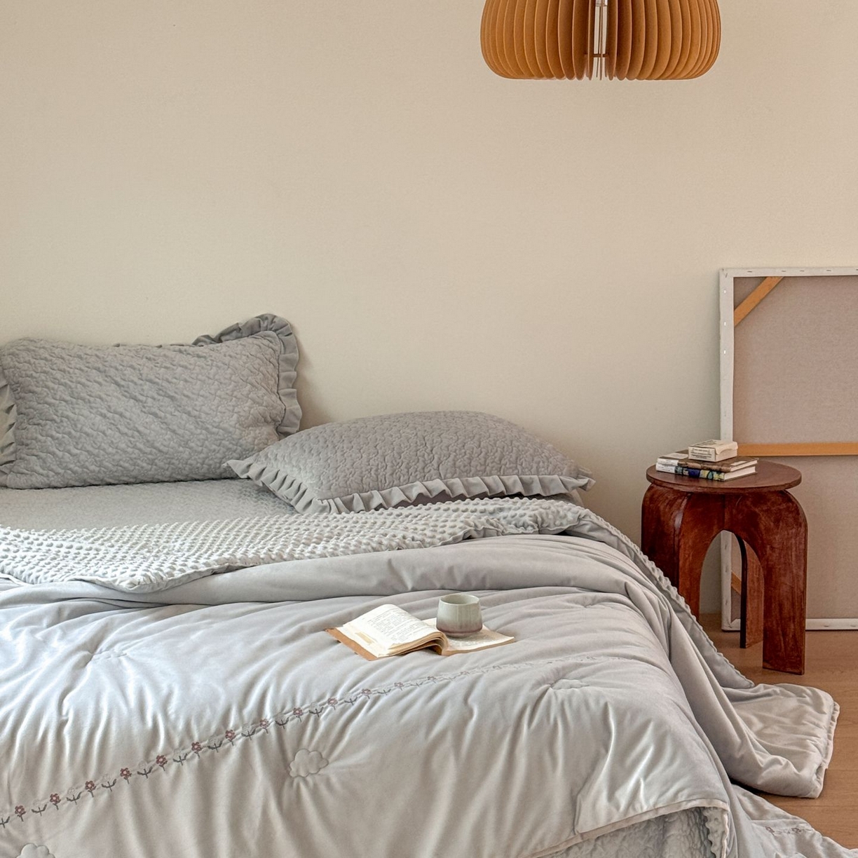 91家纺网 家纺一手货源 找家纺 汇庭 2025秋冬新款铃兰之音绒床盖三件套 铃兰之音雾霾蓝（向阳花蓝