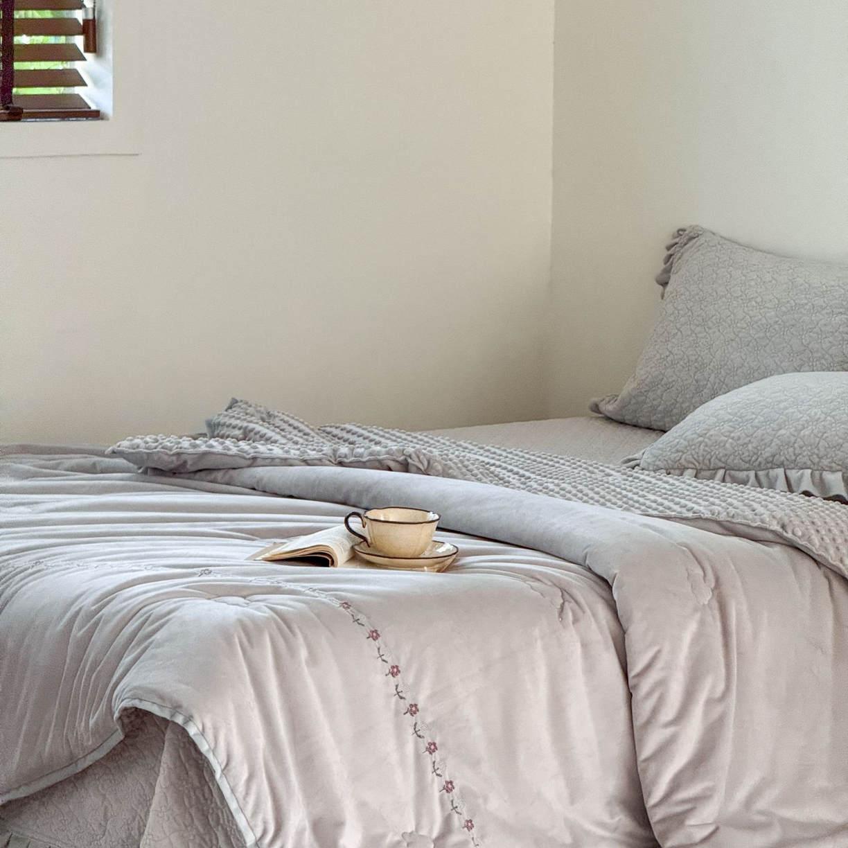 91家纺网 家纺一手货源 找家纺 汇庭 2025秋冬新款铃兰之音绒床盖三件套 铃兰之音浅灰（向阳花灰