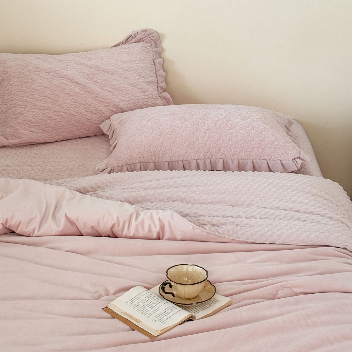 91家纺网 家纺一手货源 找家纺 汇庭 2025秋冬新款铃兰之音绒床盖三件套 铃兰之音粉（向阳花粉