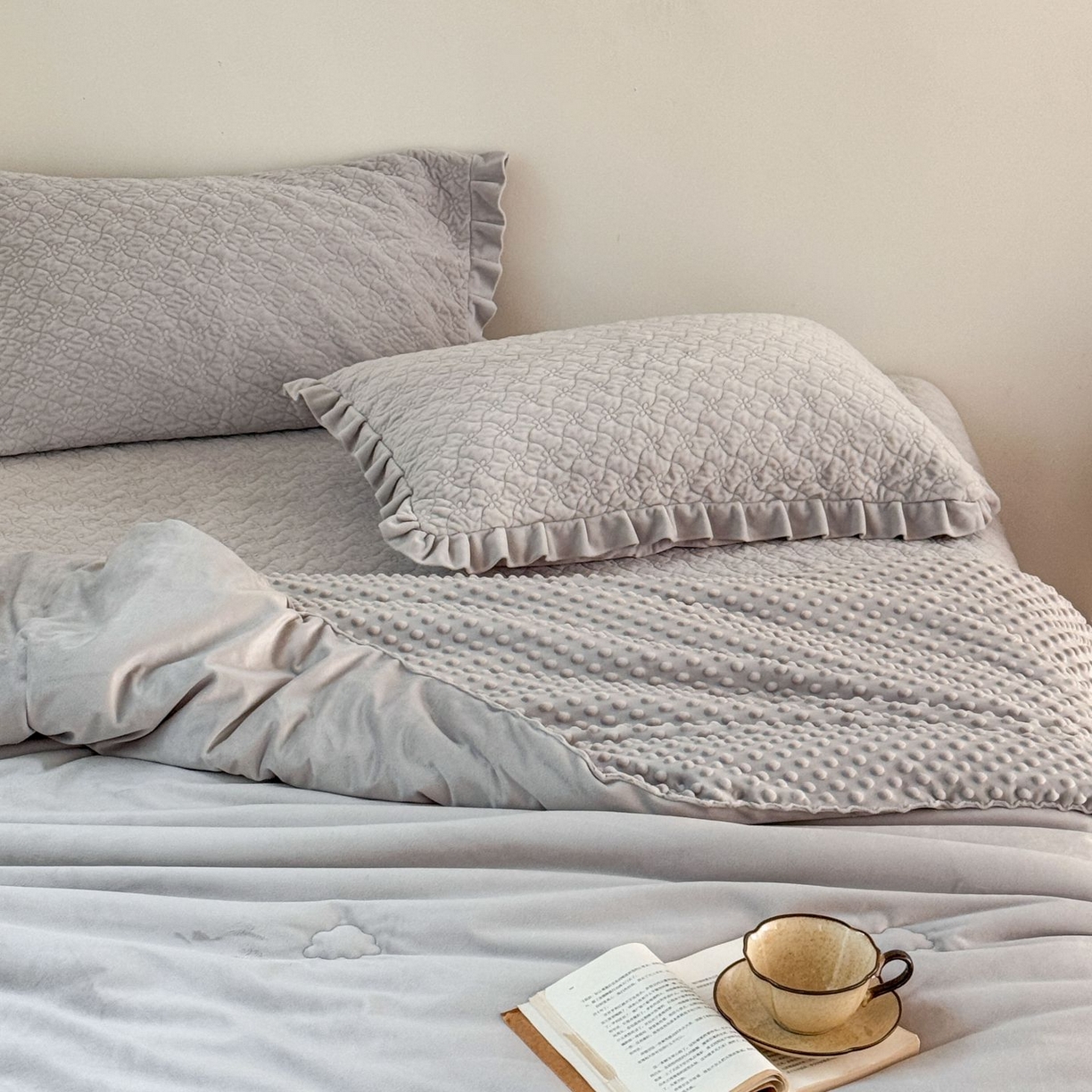 91家纺网 家纺一手货源 找家纺 汇庭 2025秋冬新款铃兰之音绒床盖三件套 铃兰之音浅灰（向阳花灰