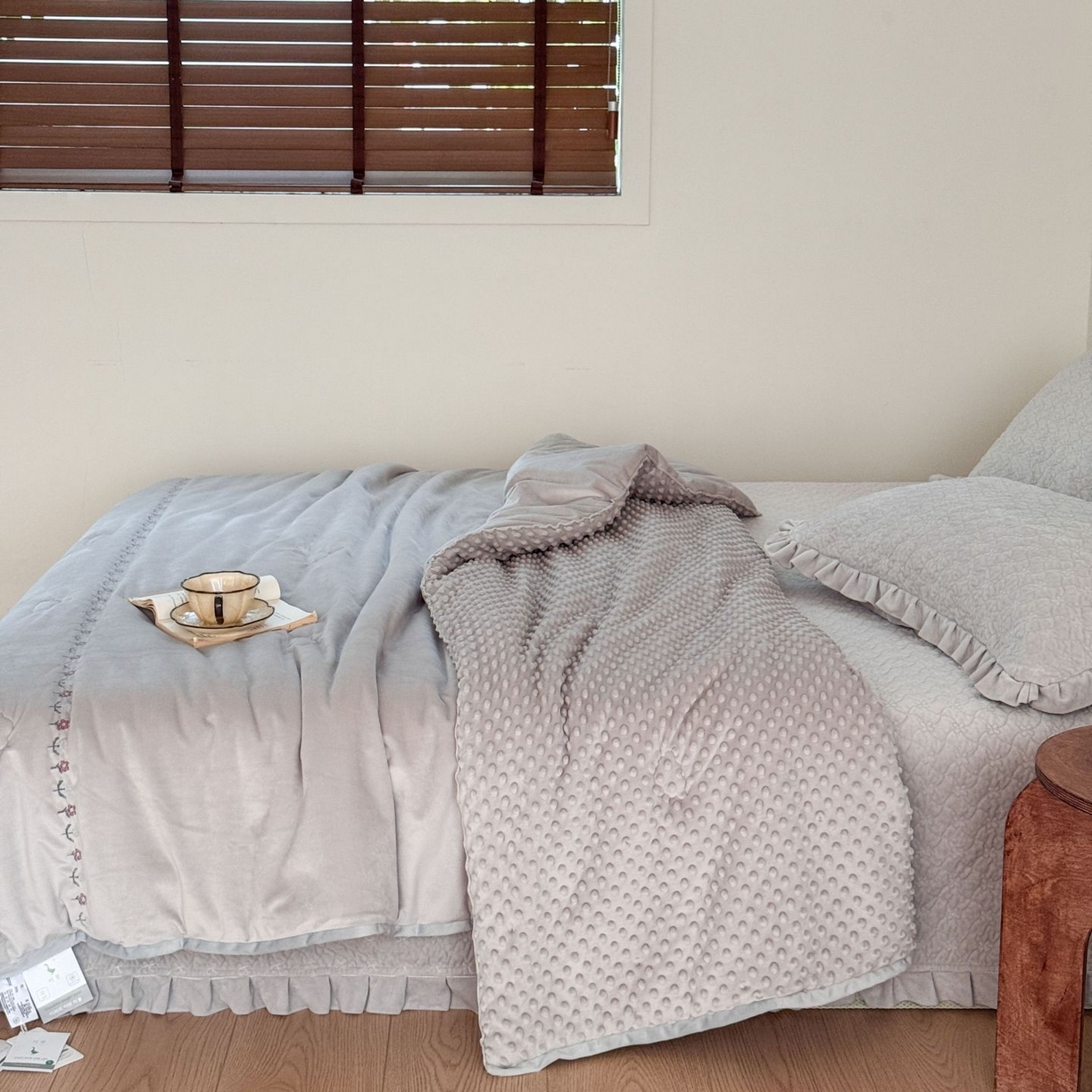 91家纺网 家纺一手货源 找家纺 汇庭 2025秋冬新款铃兰之音绒床盖三件套 铃兰之音浅灰（向阳花灰