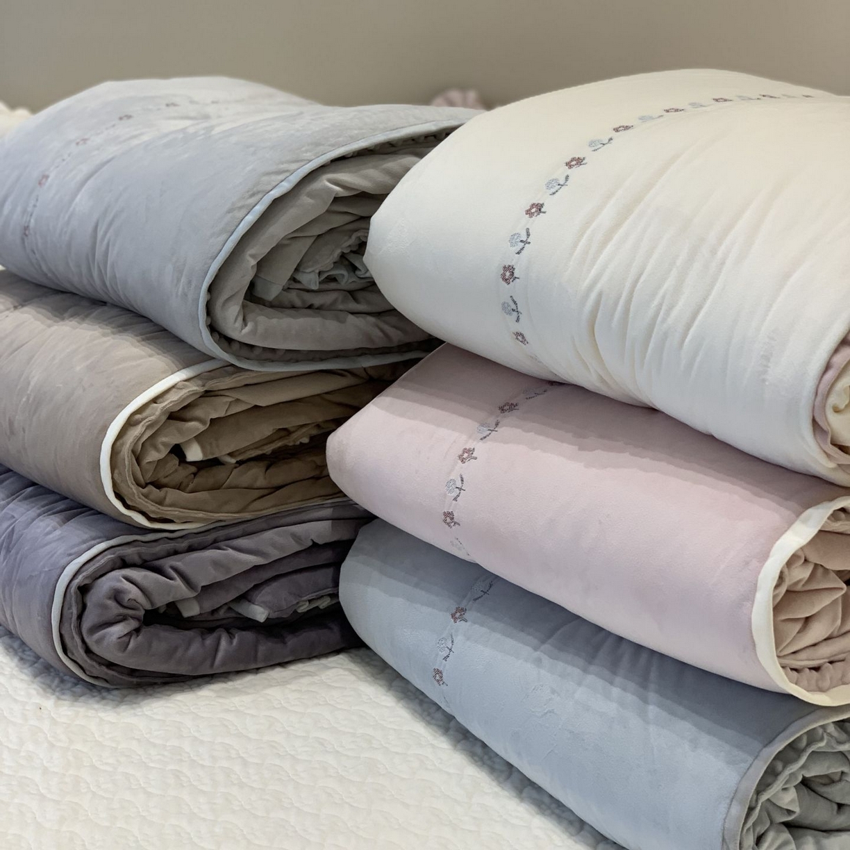 91家纺网 家纺一手货源 找家纺 汇庭 2025秋冬新款铃兰之音绒床盖三件套 组合仅供参考不可下单