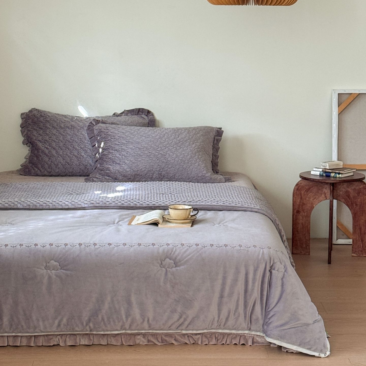 91家纺网 家纺一手货源 找家纺 汇庭 2025秋冬新款铃兰之音绒床盖三件套 铃兰之音鹊紫（向阳花紫