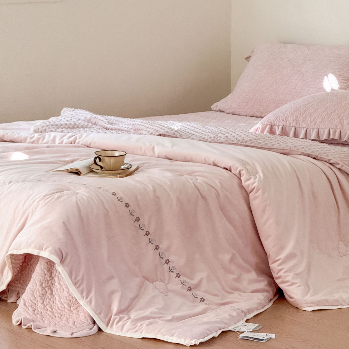 91家纺网 家纺一手货源 找家纺 汇庭 2025秋冬新款铃兰之音绒床盖三件套 铃兰之音粉（向阳花粉