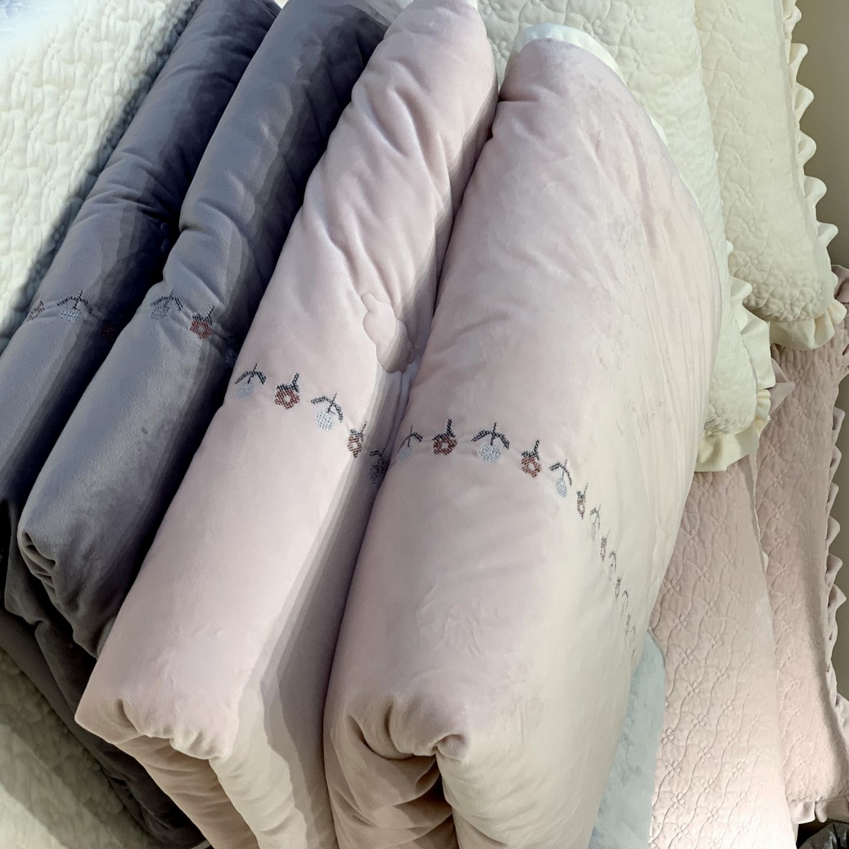 91家纺网 家纺一手货源 找家纺 汇庭 2025秋冬新款铃兰之音绒床盖三件套 组合仅供参考不可下单