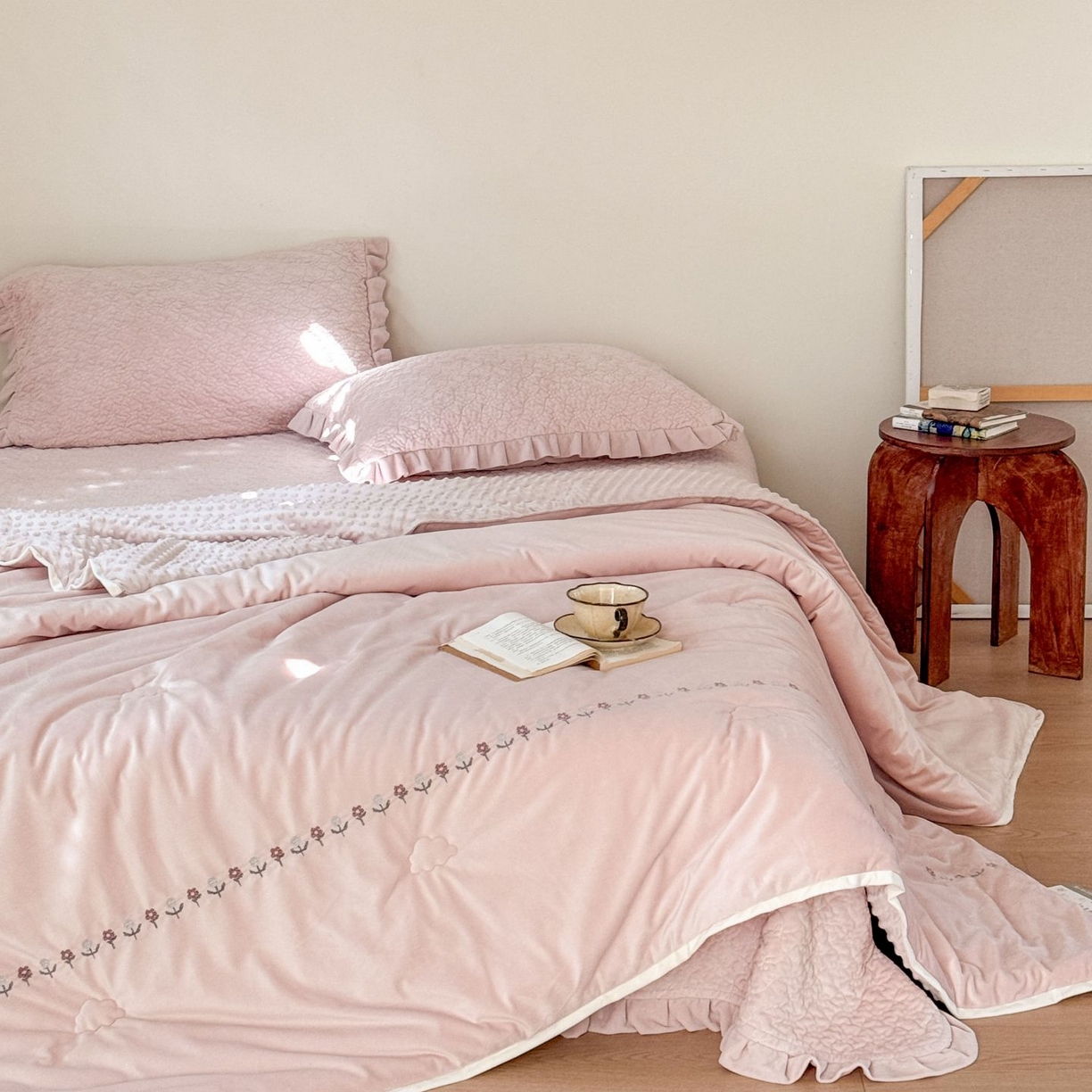 91家纺网 家纺一手货源 找家纺 汇庭 2025秋冬新款铃兰之音绒床盖三件套 铃兰之音粉（向阳花粉