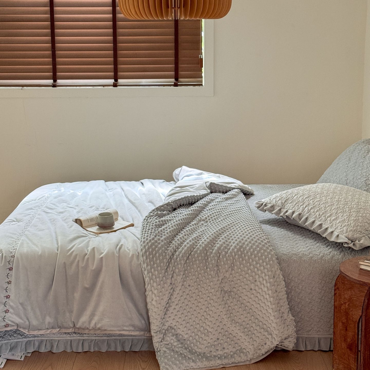 91家纺网 家纺一手货源 找家纺 汇庭 2025秋冬新款铃兰之音绒床盖三件套 铃兰之音雾霾蓝（向阳花蓝