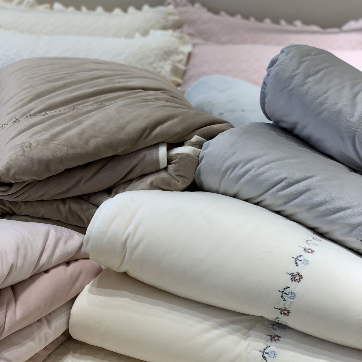 91家纺网 家纺一手货源 找家纺 汇庭 2025秋冬新款铃兰之音绒床盖三件套 组合仅供参考不可下单