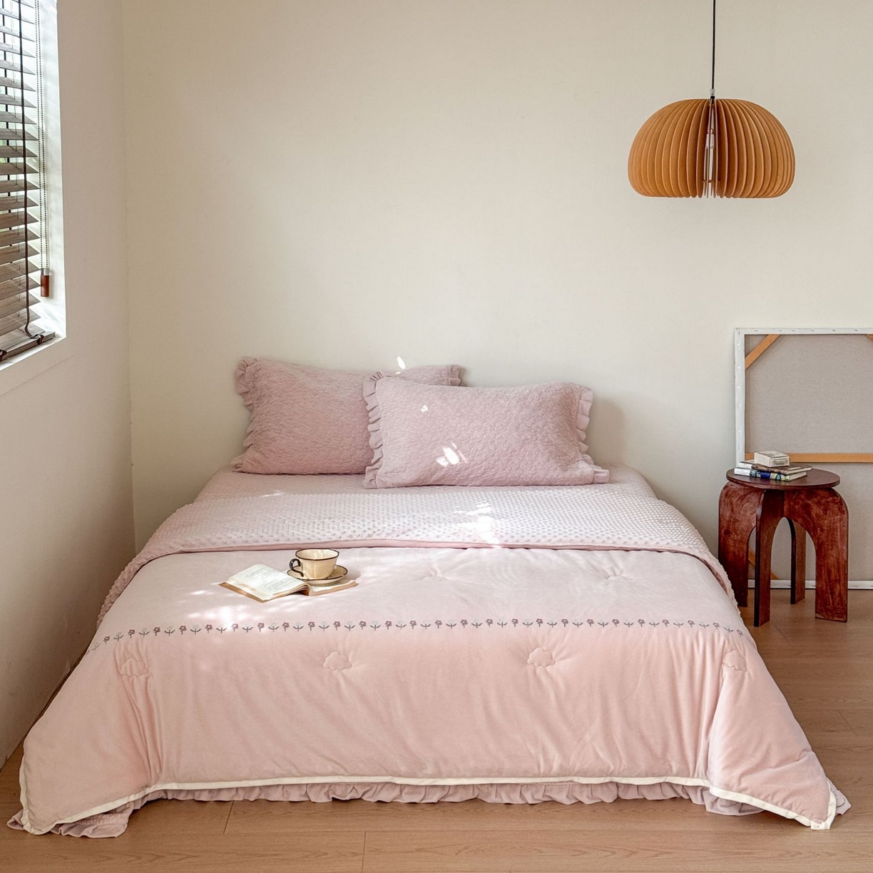 91家纺网 家纺一手货源 找家纺 汇庭 2025秋冬新款铃兰之音绒床盖三件套 铃兰之音粉（向阳花粉