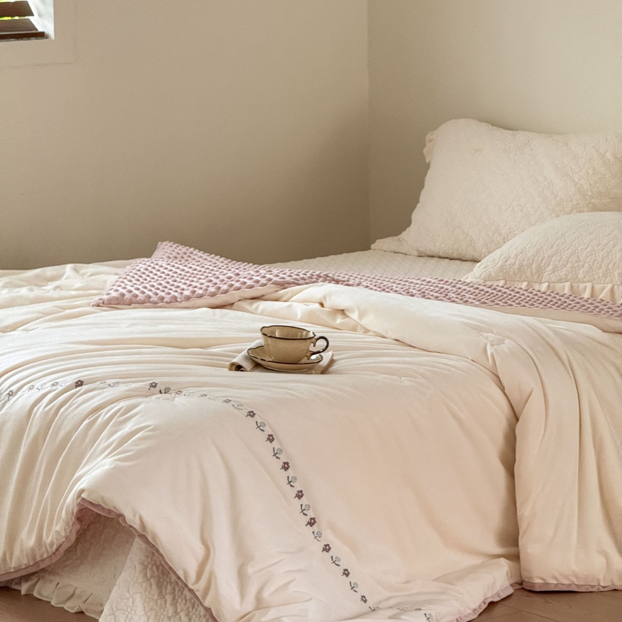 91家纺网 家纺一手货源 找家纺 汇庭 2025秋冬新款铃兰之音绒床盖三件套 铃兰之音本白（向阳花白