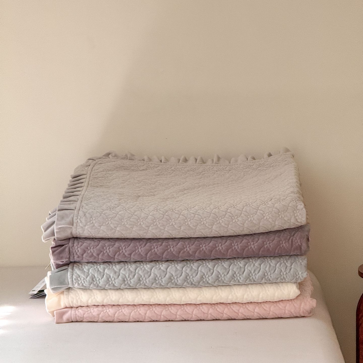 91家纺网 家纺一手货源 找家纺 汇庭 2025秋冬新款铃兰之音绒床盖三件套 叠拍仅供参考不可下单