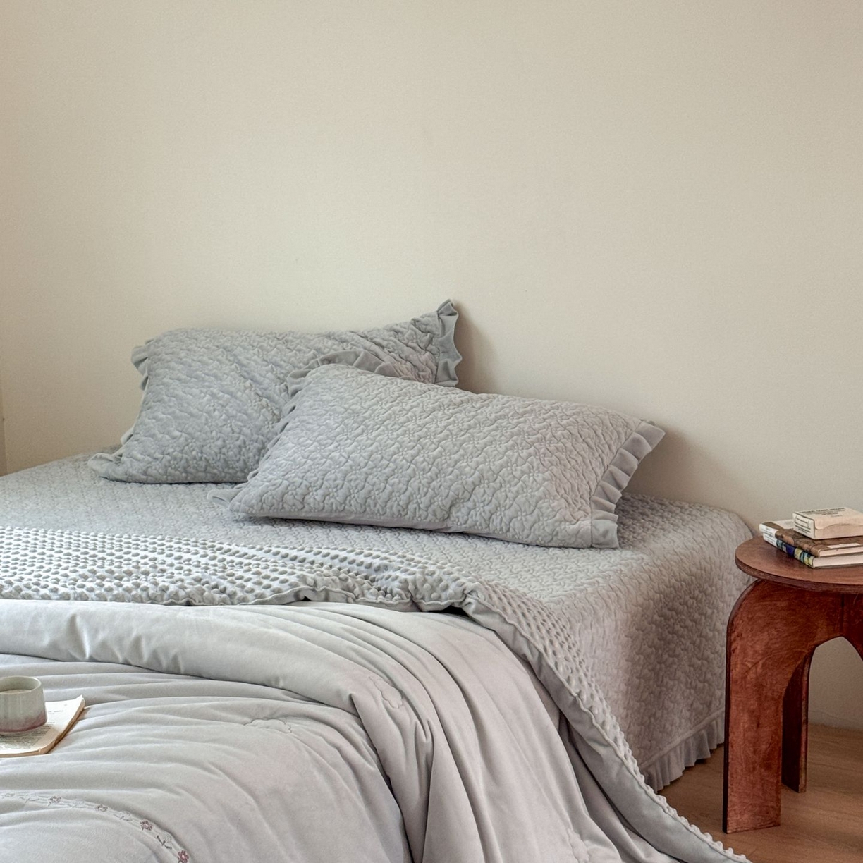 91家纺网 家纺一手货源 找家纺 汇庭 2025秋冬新款铃兰之音绒床盖三件套 铃兰之音雾霾蓝（向阳花蓝