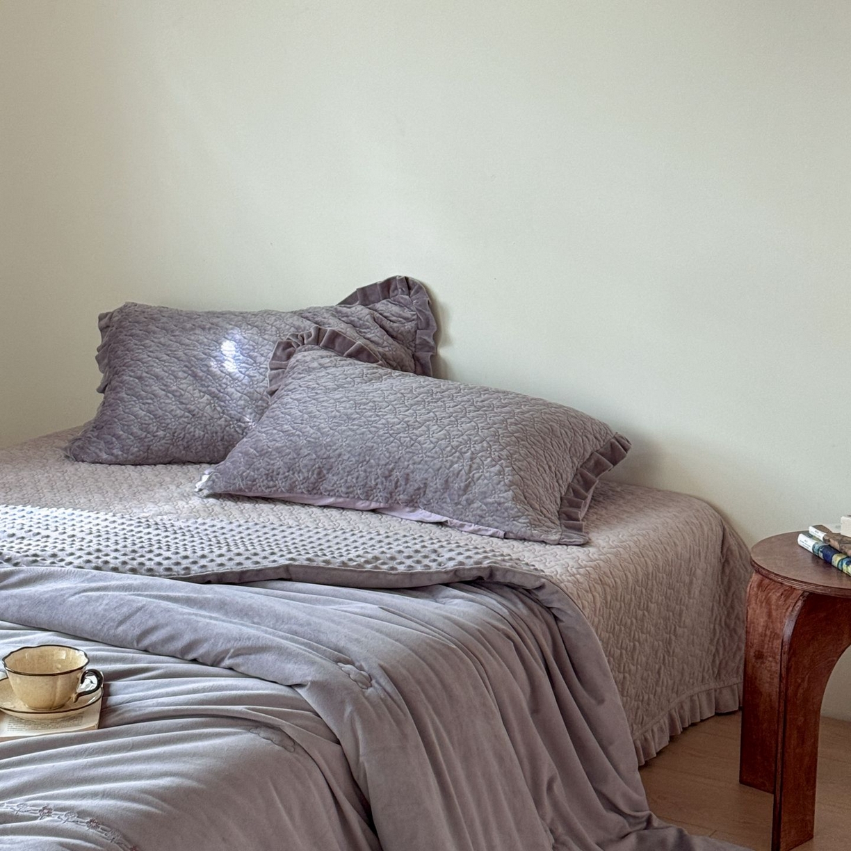 91家纺网 家纺一手货源 找家纺 汇庭 2025秋冬新款铃兰之音绒床盖三件套 铃兰之音鹊紫（向阳花紫