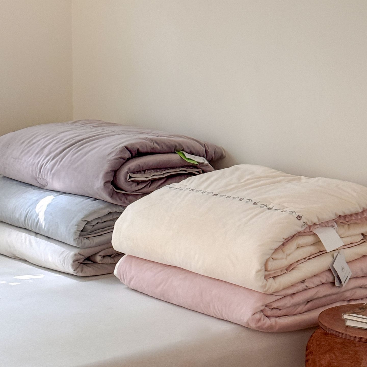 91家纺网 家纺一手货源 找家纺 汇庭 2025秋冬新款铃兰之音绒床盖三件套 叠拍仅供参考不可下单