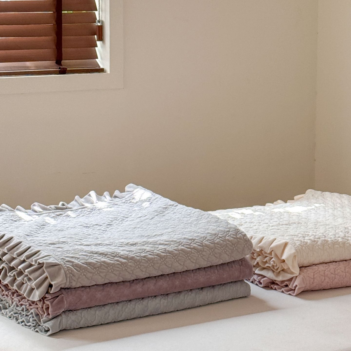 91家纺网 家纺一手货源 找家纺 汇庭 2025秋冬新款铃兰之音绒床盖三件套 叠拍仅供参考不可下单