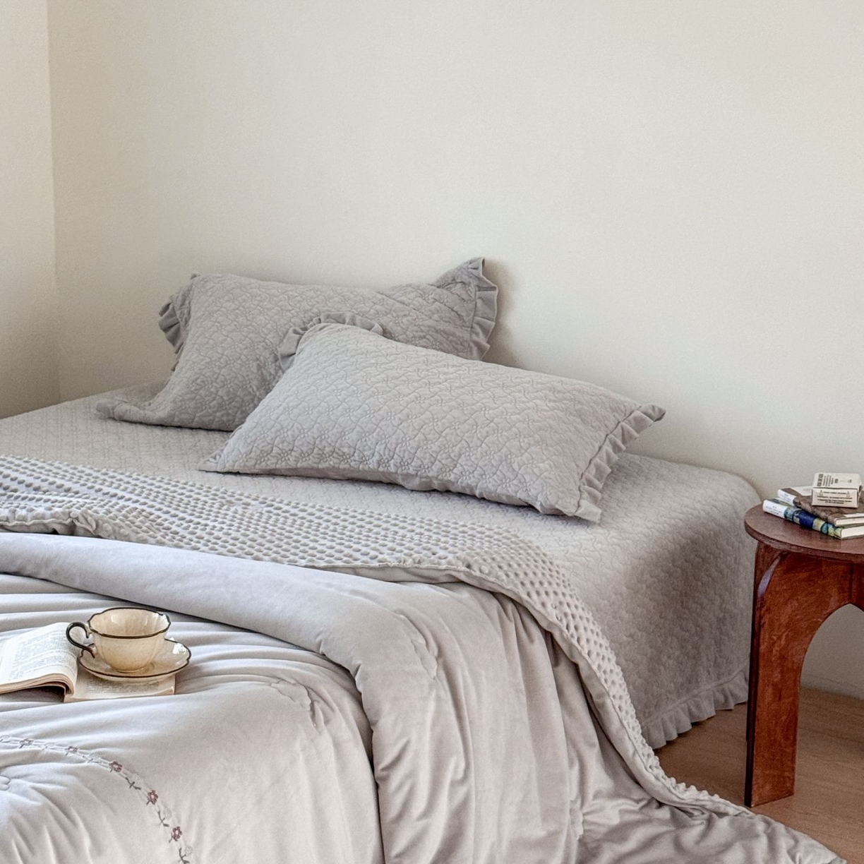 91家纺网 家纺一手货源 找家纺 汇庭 2025秋冬新款铃兰之音绒床盖三件套 铃兰之音浅灰（向阳花灰