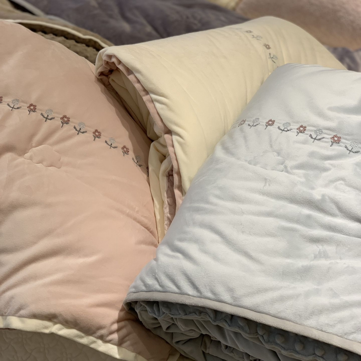 91家纺网 家纺一手货源 找家纺 汇庭 2025秋冬新款铃兰之音绒床盖三件套 组合仅供参考不可下单