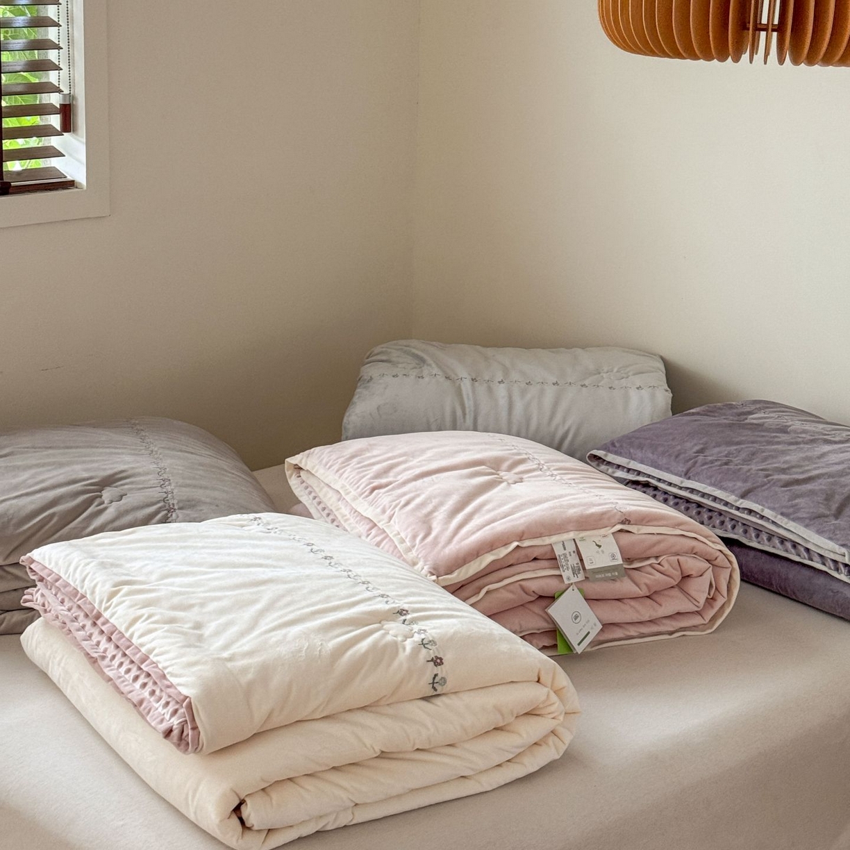 91家纺网 家纺一手货源 找家纺 汇庭 2025秋冬新款铃兰之音绒床盖三件套 叠拍仅供参考不可下单