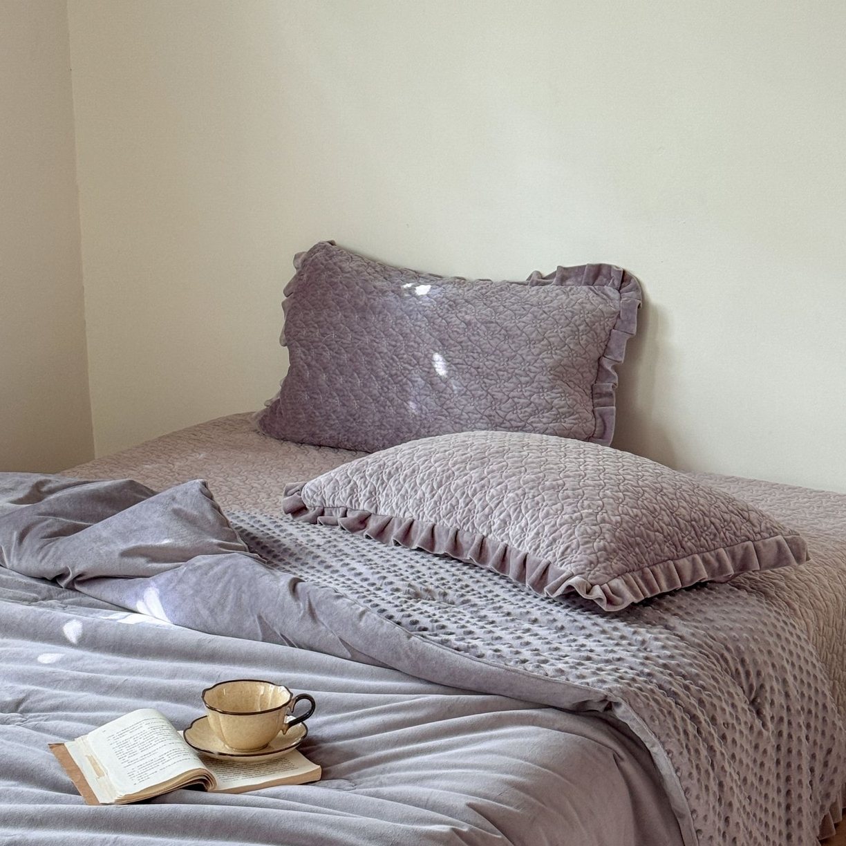 91家纺网 家纺一手货源 找家纺 汇庭 2025秋冬新款铃兰之音绒床盖三件套 铃兰之音鹊紫（向阳花紫