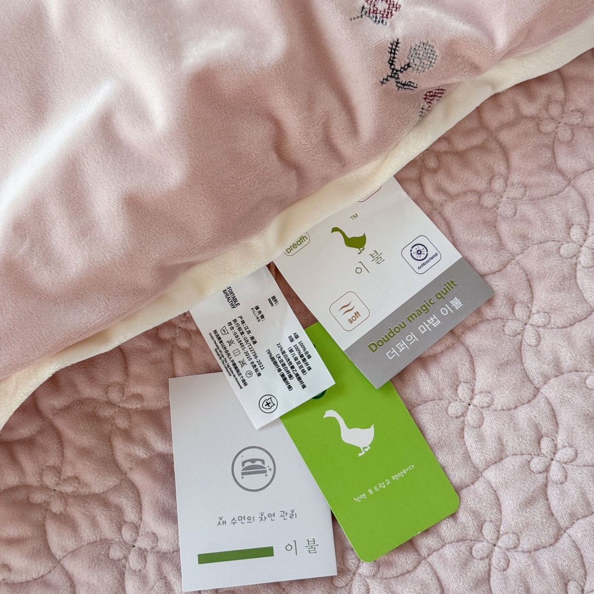 91家纺网 家纺一手货源 找家纺 汇庭 2025秋冬新款铃兰之音绒床盖三件套 铃兰之音粉（向阳花粉